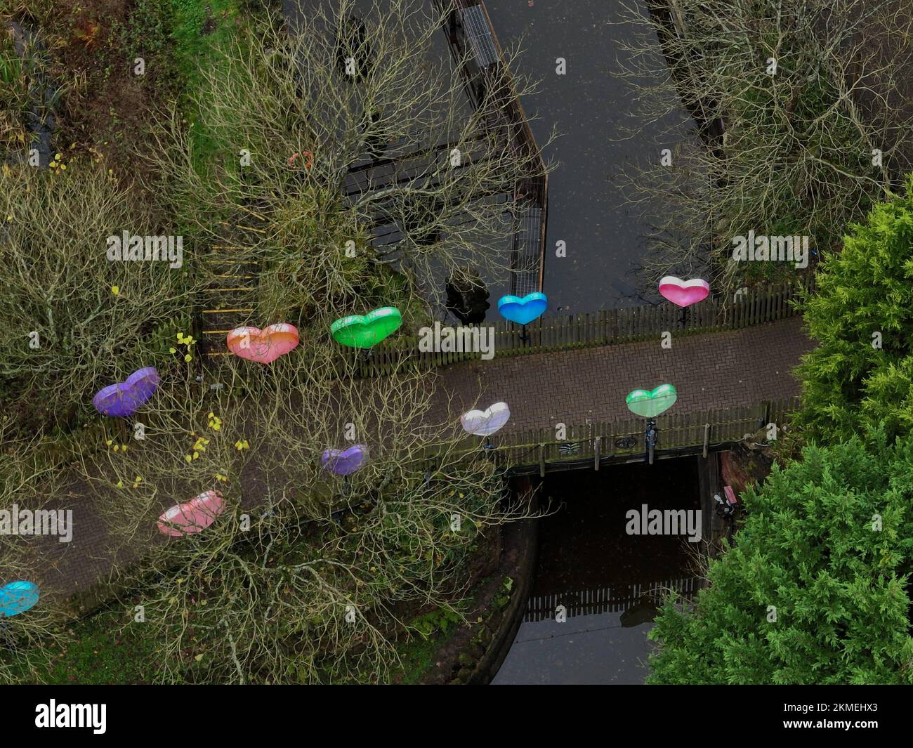 Luftdrohnenbilder der Alton Towers einschließlich Winterschließer, Weihnachtsmarkt, Lightopia und Air Galatica Achterbahn Stockfoto