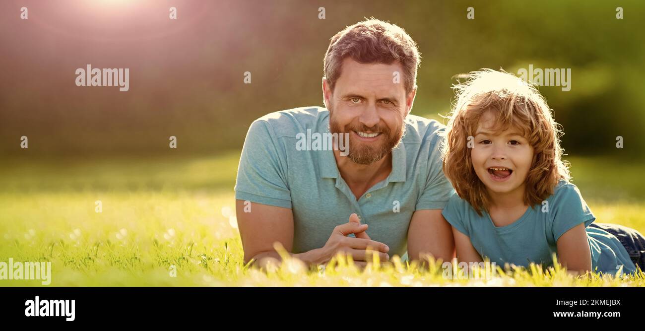 Banner von Vater und Sohn im Sommerpark im Freien. Glückliche Familie von Vater und Sohn Kind entspannen im Sommerpark grünen Gras, Zweisamkeit Stockfoto