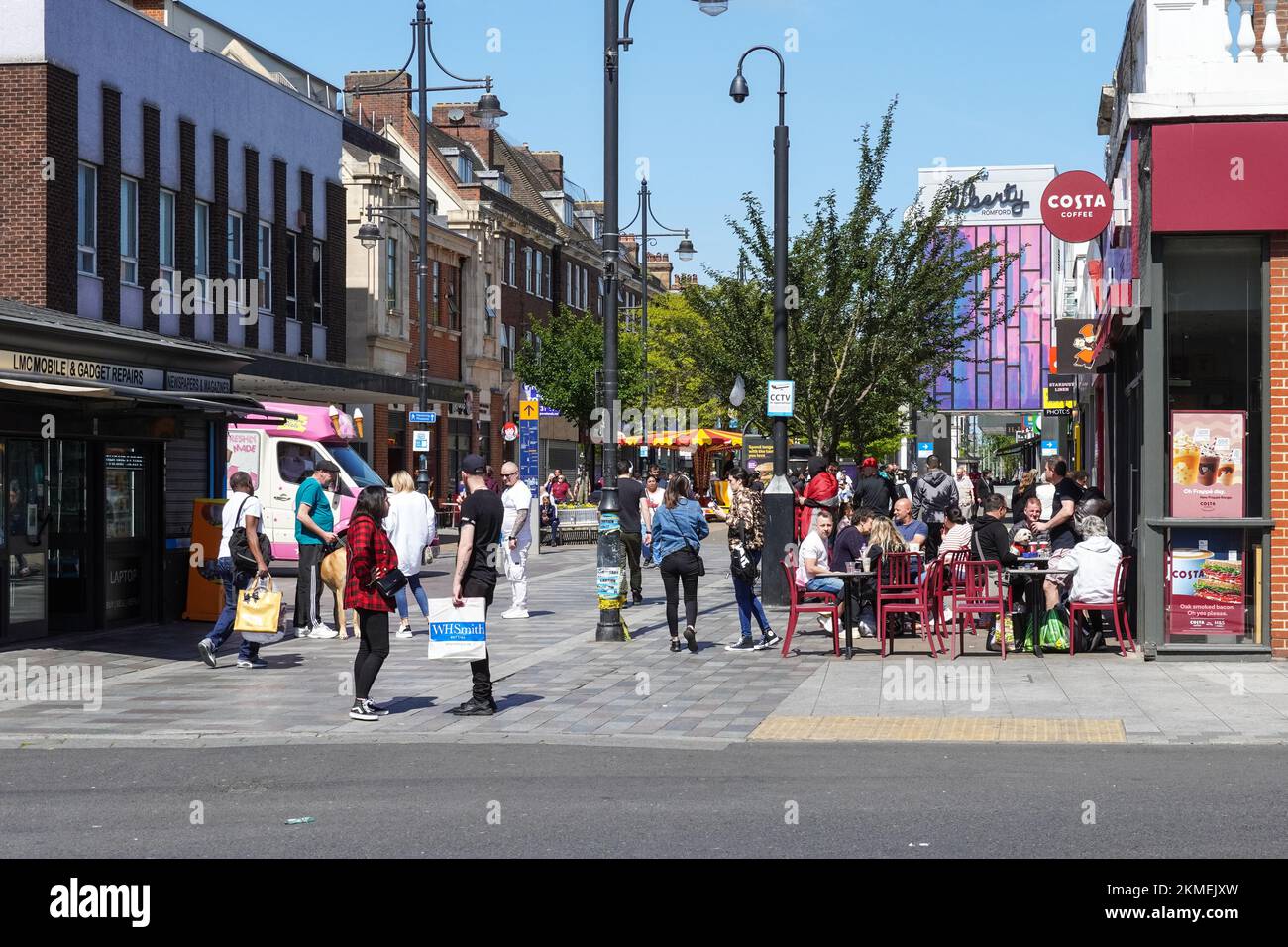 Shoppers on South Street, Romford, London Borough of Havering, England Großbritannien Stockfoto