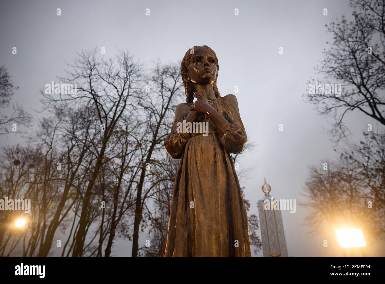 Kiew, Ukraine. 26.. November 2022. The Bitter Memorial of Childhood Statue zu Ehren der Opfer der Holodomor-Hungersnot an einem verschneiten Abend in den Pechersk Hills, 26. November 2022 in Kiew, Ukraine. Die Ukraine feiert den 90.. Jahrestag des Massenhunger der Ukrainer durch Stalin, der 4 Millionen Menschen tötete. Kredit: Ukrainischer Ratsvorsitz/Pressestelle Des Ukrainischen Präsidenten/Alamy Live News Stockfoto