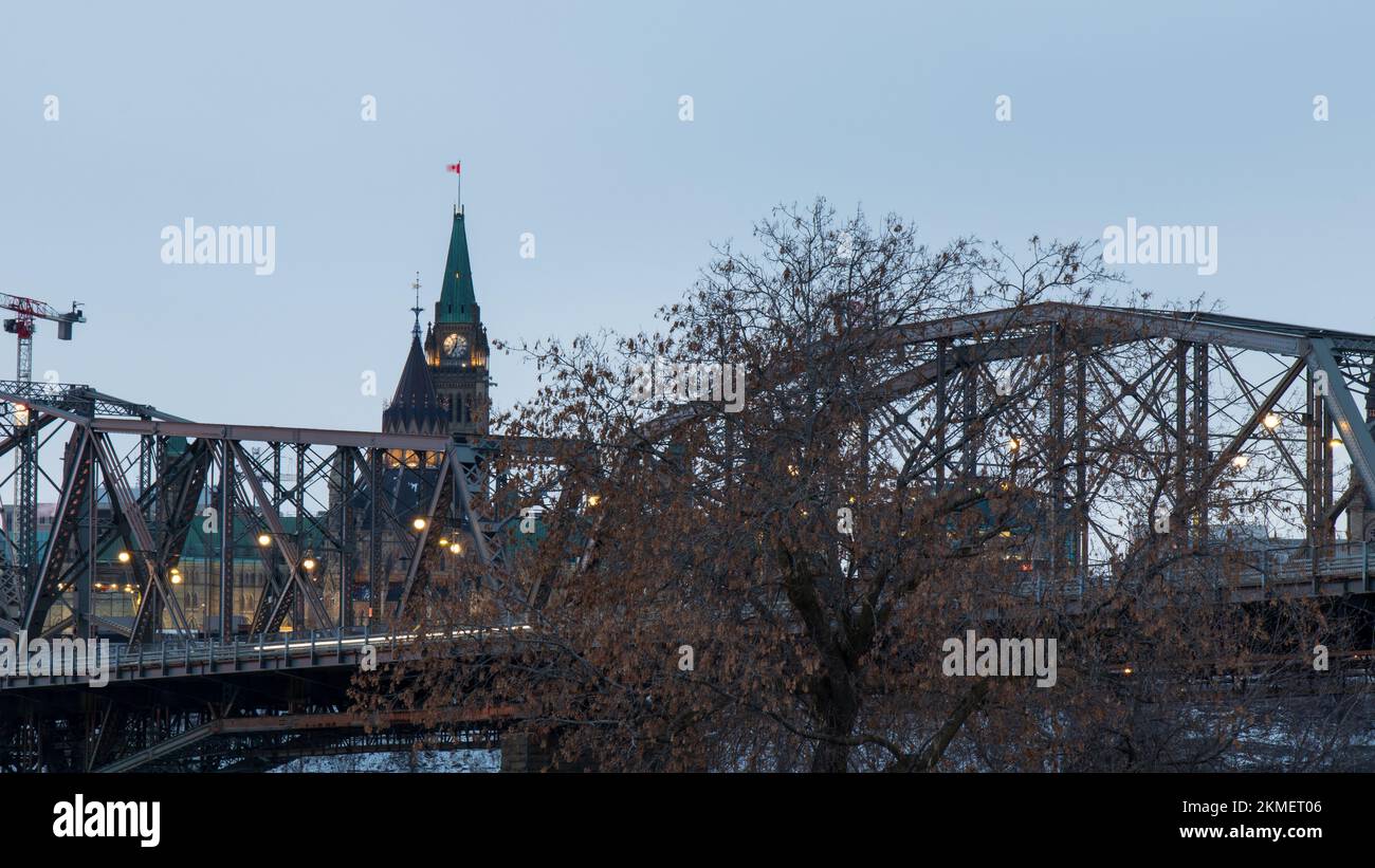 Parliament Hill, der Friedensturm, werden am frühen Morgen hinter einer Straußbrücke in Kanadas Hauptstadt Ottawa gesehen. Stockfoto