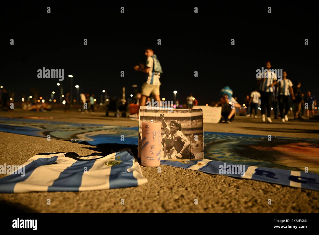 Lusail, Katar. 26.. November 2022. Vor dem Spiel der Gruppe C zwischen Argentinien und Mexiko bei der FIFA-Weltmeisterschaft 2022 im Lusail Stadium in Lusail, Katar, am 26. November 2022 ist ein Bild von Diego Maradona zu sehen. Kredit: Li Ga/Xinhua/Alamy Live News Stockfoto