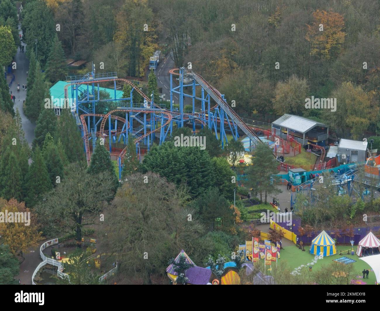 Luftdrohnenbilder der Alton Towers einschließlich Winterschließer, Weihnachtsmarkt, Lightopia und Air Galatica Achterbahn Stockfoto