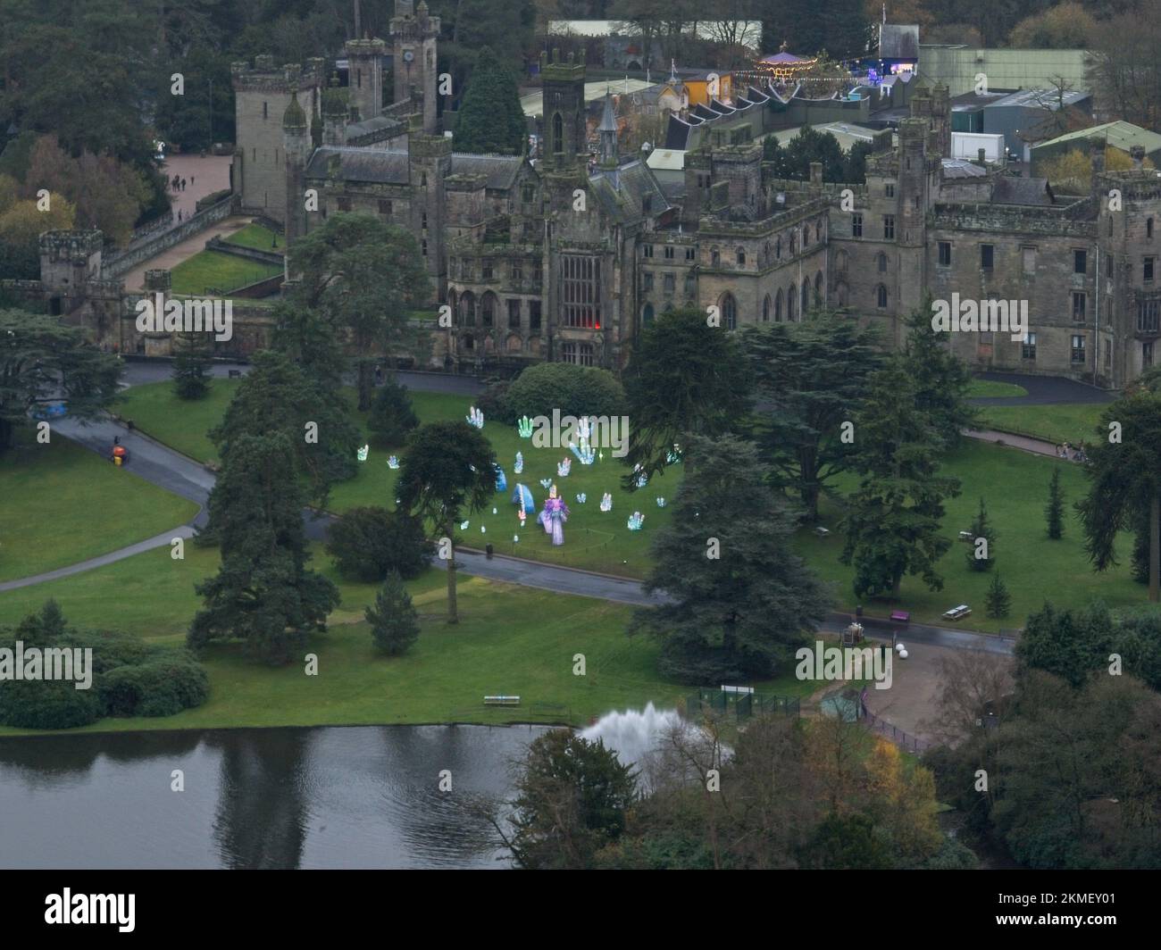 Luftdrohnenbilder der Alton Towers einschließlich Winterschließer, Weihnachtsmarkt, Lightopia und Air Galatica Achterbahn Stockfoto