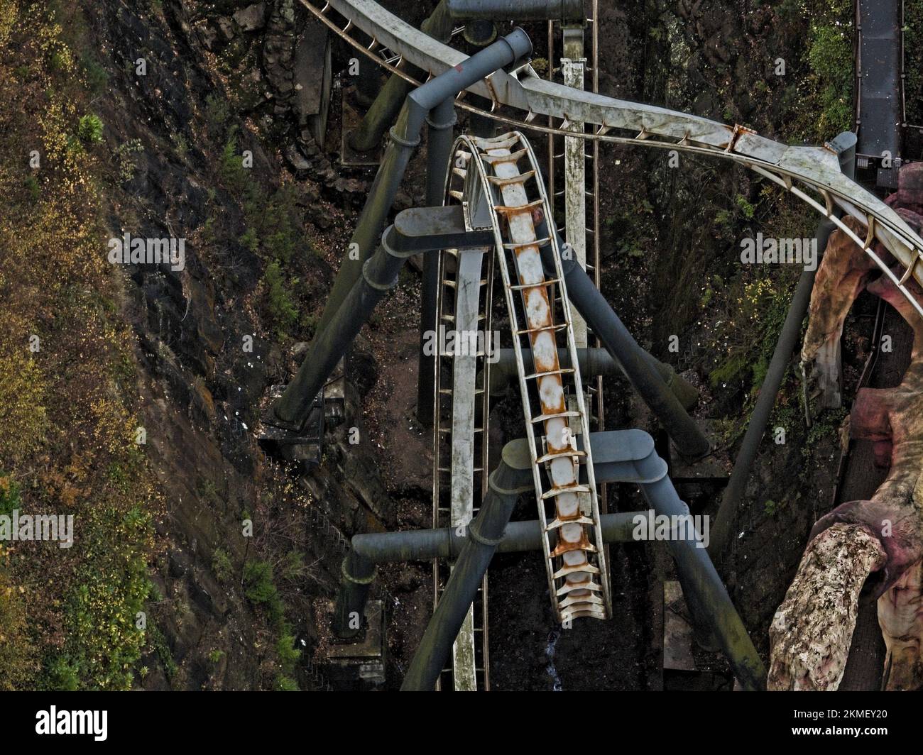 Luftdrohne aus dem Air Filmmaterial von Nemesis Rollercoaster in Alton Towers entfernt 2022 , der letzte Abschnitt der Rennstrecke ist entfernt zu sehen Stockfoto