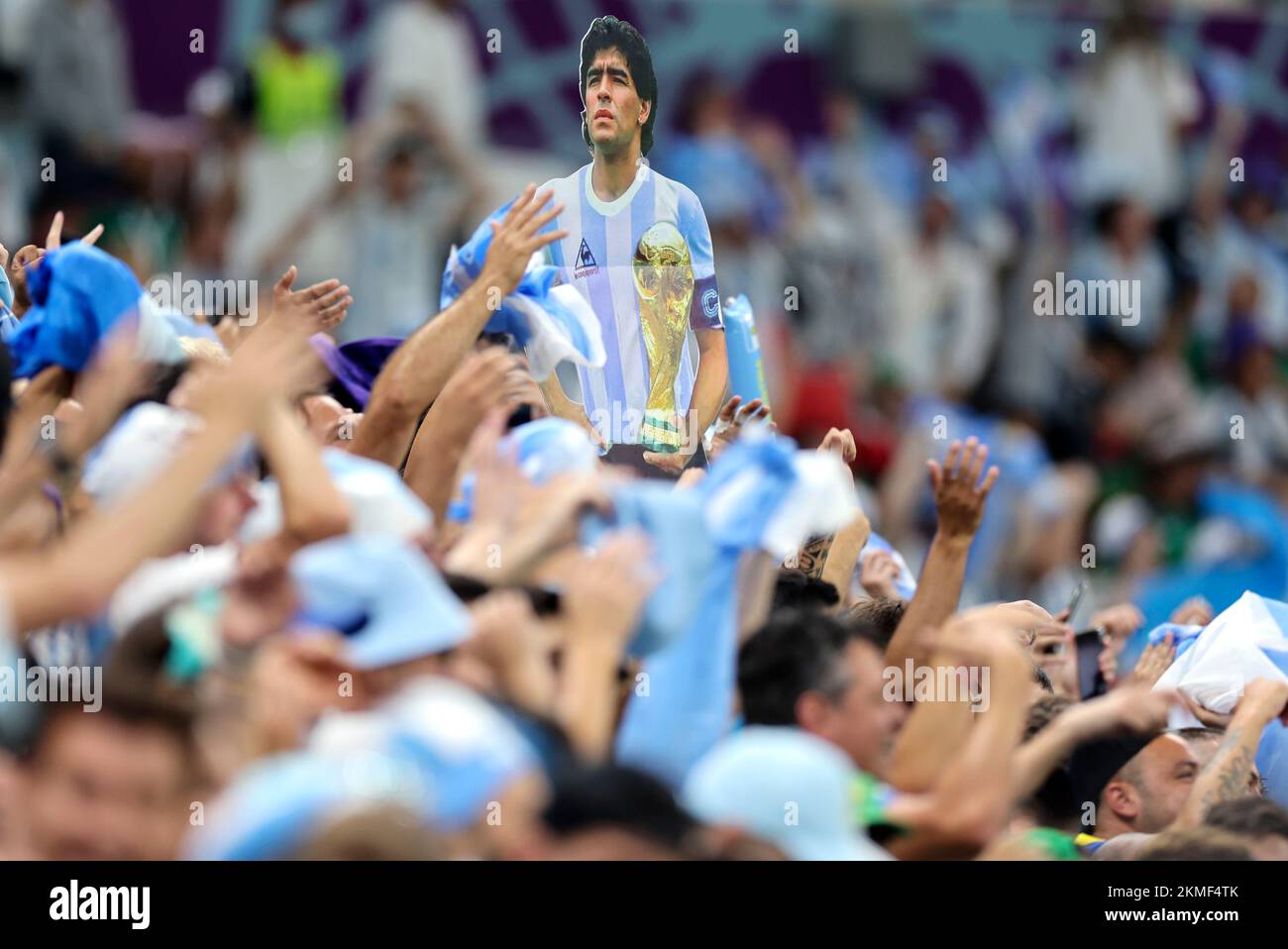 Lusail, Katar. 26.. November 2022. Vor dem Spiel der Gruppe C zwischen Argentinien und Mexiko bei der FIFA-Weltmeisterschaft 2022 im Lusail Stadium in Lusail, Katar, am 26. November 2022 ist ein Bild von Diego Maradona unter den Fans Argentiniens zu sehen. Kredit: Cao Can/Xinhua/Alamy Live News Stockfoto