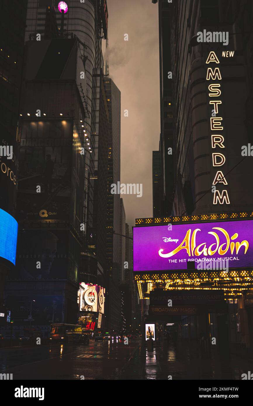 Ein Poster von Aladdin-Aufführung im New Amsterdam Theater an einem Regentag in New York Stockfoto