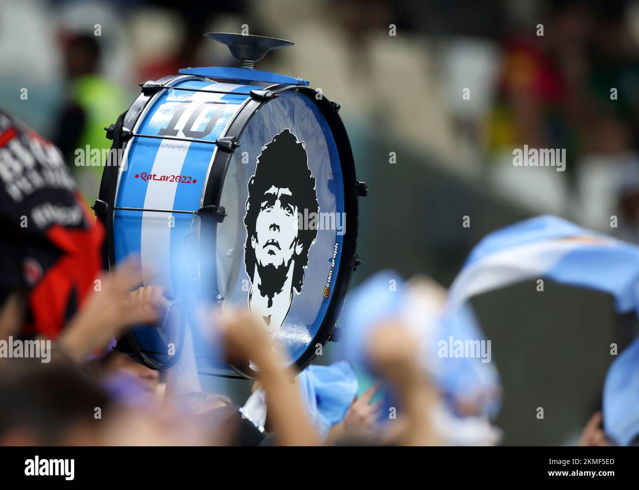 Lusail, Katar. 26.. November 2022. Eine Trommel mit einem Bild von Diego Maradona ist während des Spiels der Gruppe C zwischen Argentinien und Mexiko bei der FIFA-Weltmeisterschaft 2022 im Lusail Stadium in Lusail, Katar, am 26. November 2022 zu sehen. Kredit: Cao Can/Xinhua/Alamy Live News Stockfoto