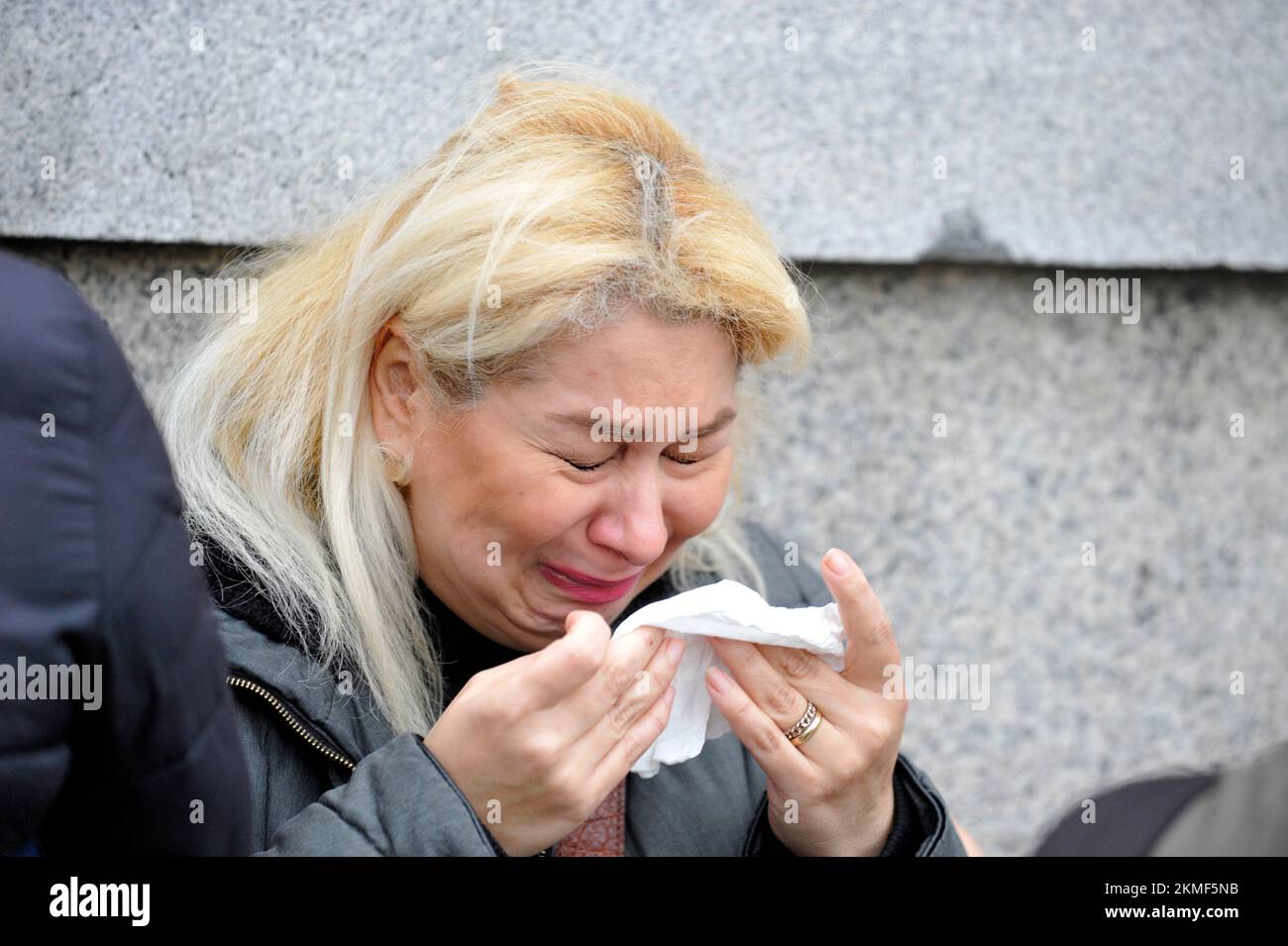 London, Großbritannien. 26.. November 2022. Eine Frau in schwarzem Mantel mit ihrer Gefährtin in Lederjacke soll die iranische Monarchie beleidigen. Die Frau im schwarzen Mantel schlug der blonden Frau ins Gesicht und wurde von der Polizei verhaftet. Iraner protestieren am Trafalgar Square. Protest in London über den Tod von Mahsa Amini in den Händen der iranischen Moralpolizei, weil sie ihren Hijab falsch getragen hat. Kredit: JOHNNY ARMSTEAD/Alamy Live News Stockfoto