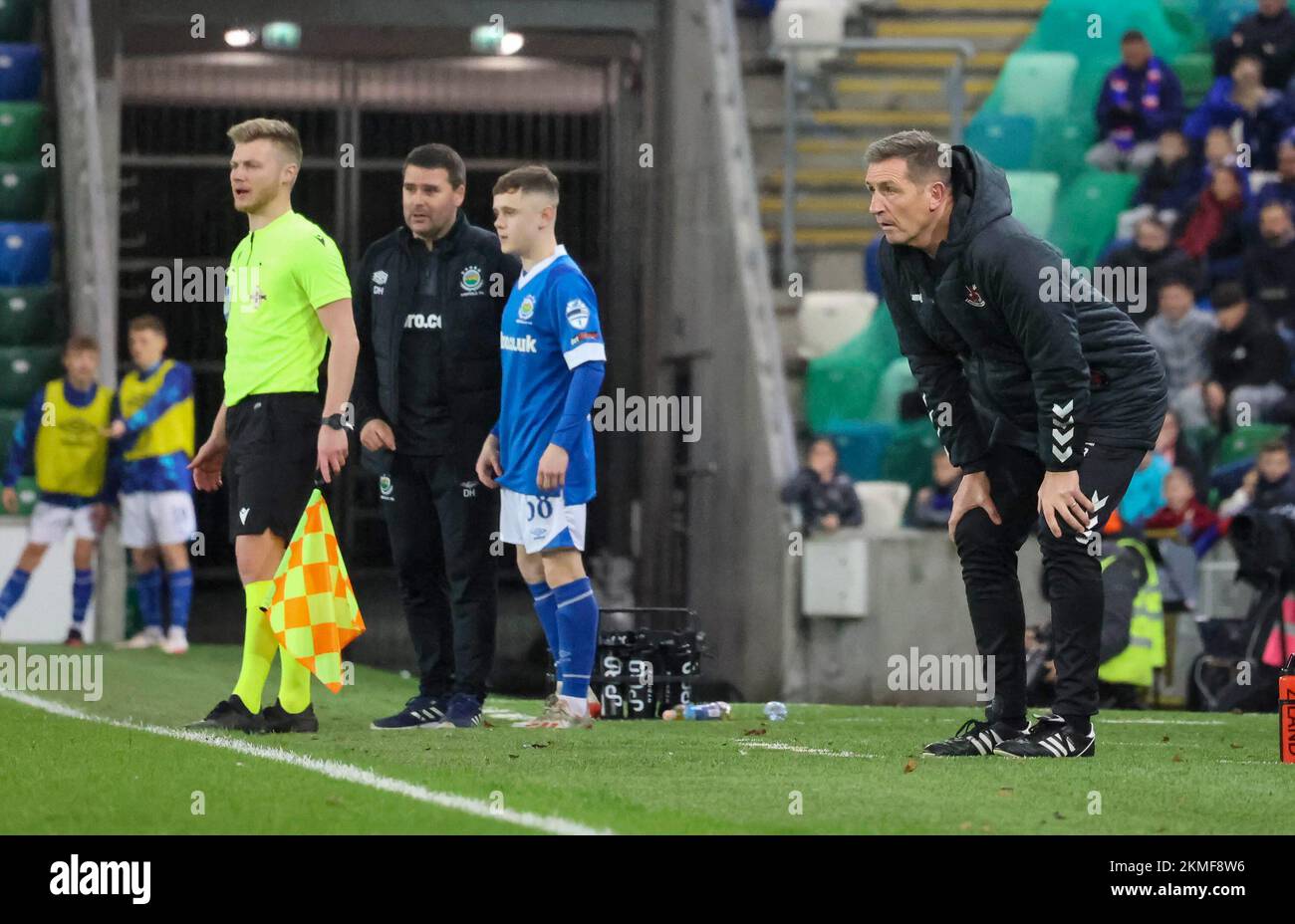 Windsor Park, Belfast, Nordirland, Großbritannien. 26. November 2022. Danske Bank Premiership – Linfield gegen Kreuzritter. Action aus dem Spiel des Abends im Windsor Park (Linfield in Blau). Crusaders Manager Stephen Baxter (rechts). Kredit: CAZIMB/Alamy Live News. Stockfoto