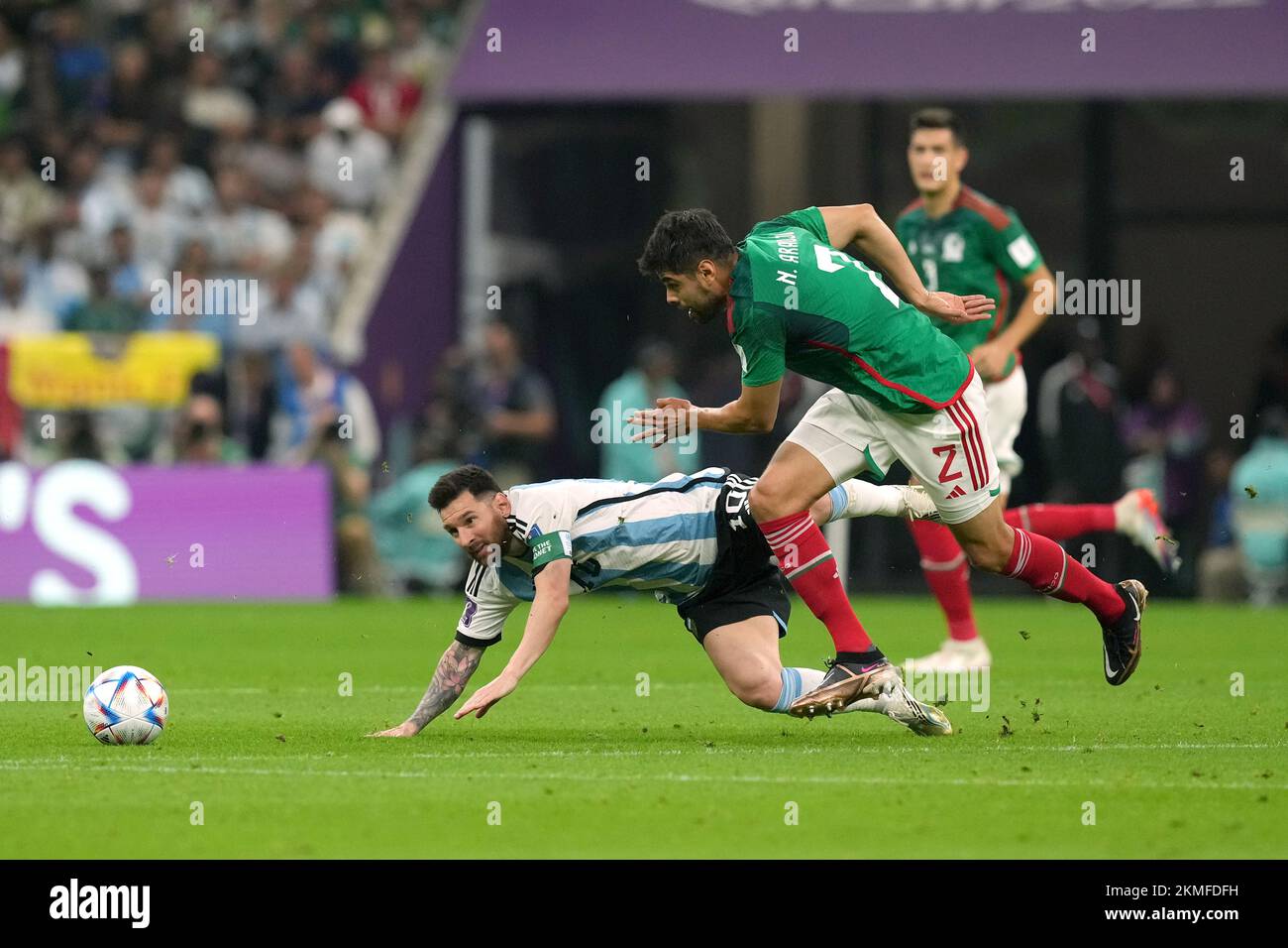 Mexikos Nestor Araujo (Zentrum) und Argentiniens Lionel Messi (links) kämpfen beim FIFA-Weltmeisterschaftsspiel Gruppe C im Lusail-Stadion in Lusail, Katar, um den Ball. Foto: Samstag, 26. November 2022. Stockfoto