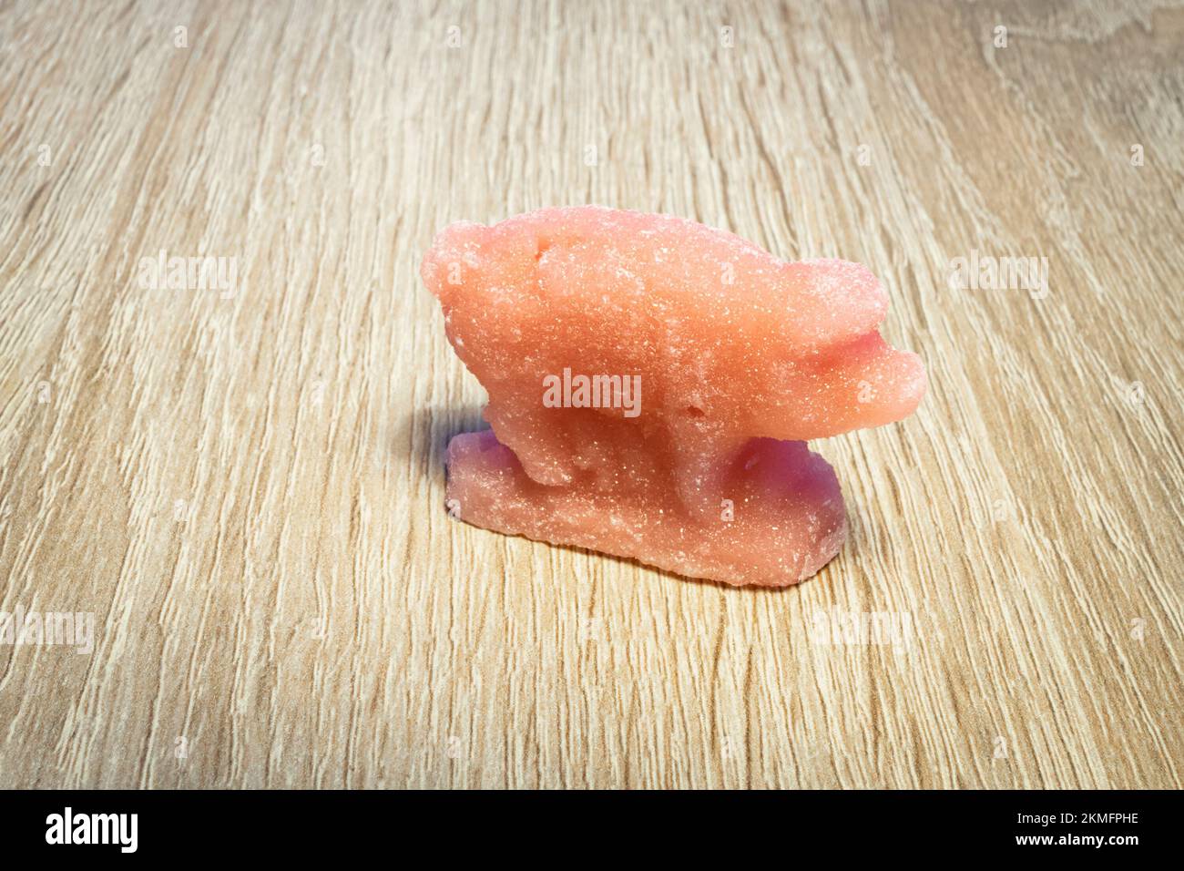 Rosafarbenes Zuckertier (Niederländisch: Suikerbeest) in Form eines Schweines, ein süßes Leckerbissen für Kinder während des Sinterklaas-Festes in den Niederlanden. Stockfoto
