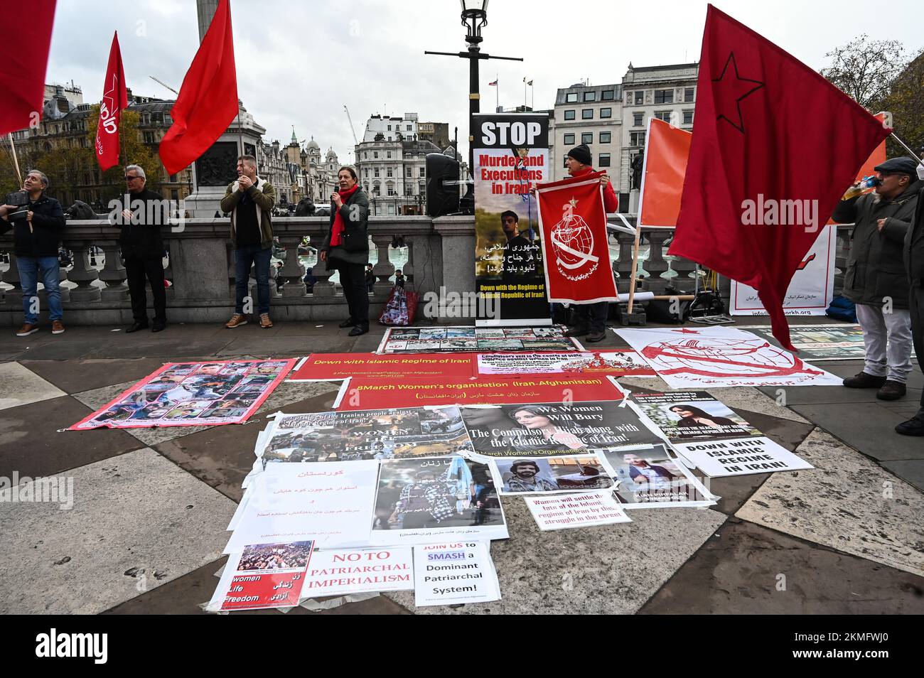 Trafalgar Square, London, Großbritannien. 26.. November 2022: Protest gegen die iranische Regierung und Demonstranten der Katar-Weltmeisterschaft, die Teheran mit Flaggen und Bannern kritisierten und einen Fußball und eine gefälschte WM-Trophäe mit falschem Blut überhielten. Stockfoto