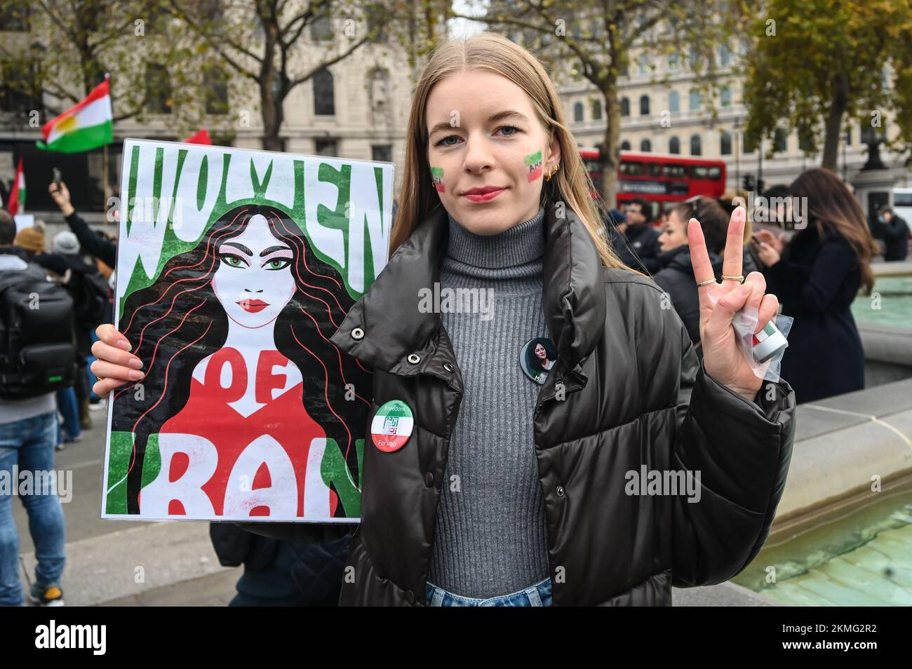 Trafalgar Square, London, Großbritannien. 26.. November 2022: Protest gegen die iranische Regierung und Demonstranten der Katar-Weltmeisterschaft, die Teheran mit Flaggen und Bannern kritisierten und einen Fußball und eine gefälschte WM-Trophäe mit falschem Blut überhielten. Stockfoto