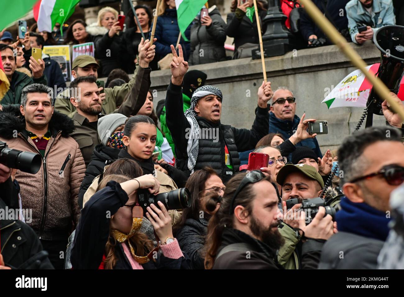 Trafalgar Square, London, Großbritannien. 26.. November 2022: Protest gegen die iranische Regierung und Demonstranten der Katar-Weltmeisterschaft, die Teheran mit Flaggen und Bannern kritisierten und einen Fußball und eine gefälschte WM-Trophäe mit falschem Blut überhielten. Stockfoto