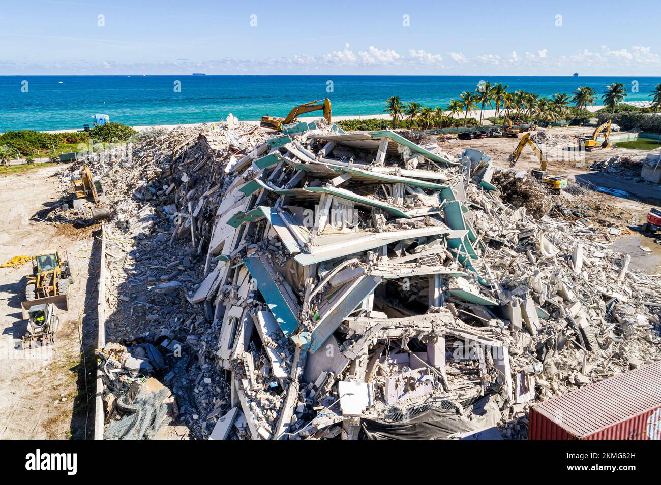 Miami Beach, Florida, Collins Avenue, nach historischen Deauville Beach Resort Hotels mit Implosionsschutt Abrissrückstände entfernen, Luftaufnahme Stockfoto