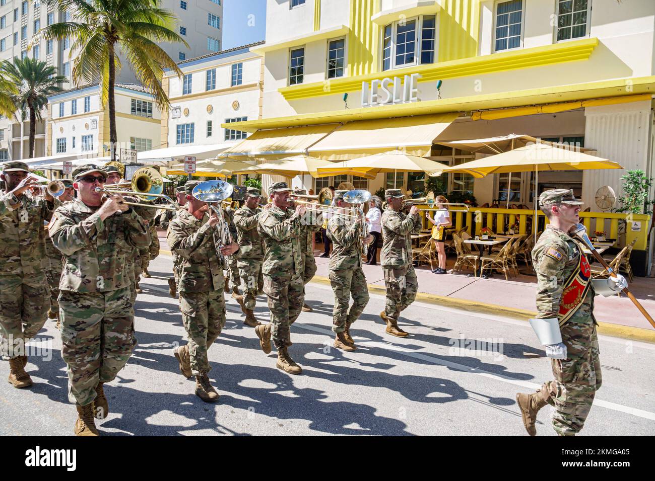 Miami Beach Florida, South Beach Lummus Park, jährliche Veterans Day Parade, Florida National Guard 13th Army Band, Formation at Easy in Uniformen Stockfoto