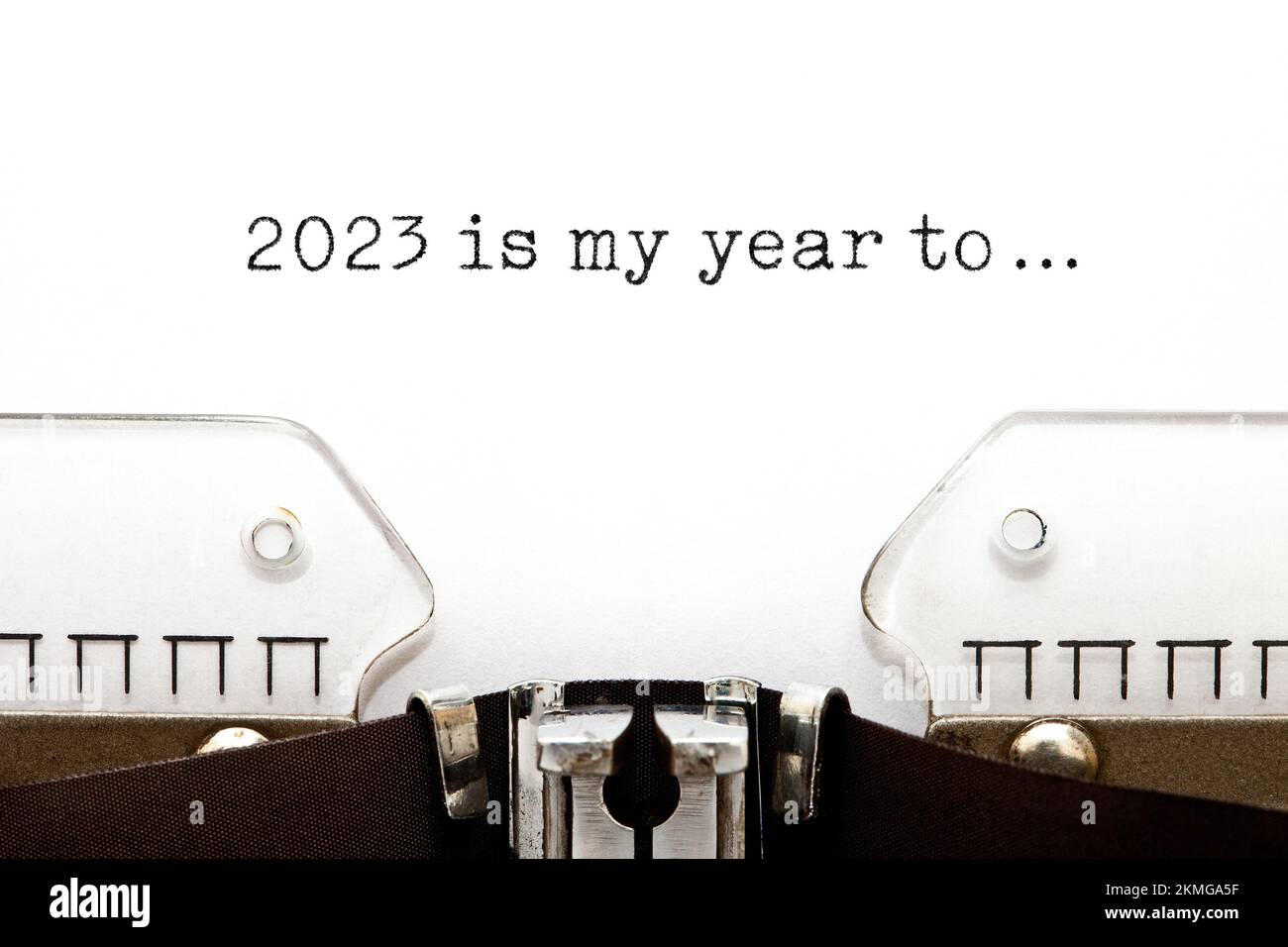 Motivational New Year 2023 Resolution Konzept mit getippter Nachricht 2023 ist mein Jahr, um... Zur Retro-Schreibmaschine. Stockfoto