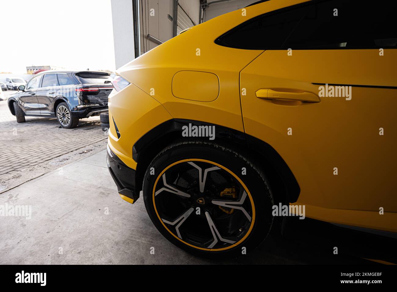 Ternopil, Ukraine - 11. November 2022: Gelber Lamborghini Urus in der Autoservicestation. Stockfoto