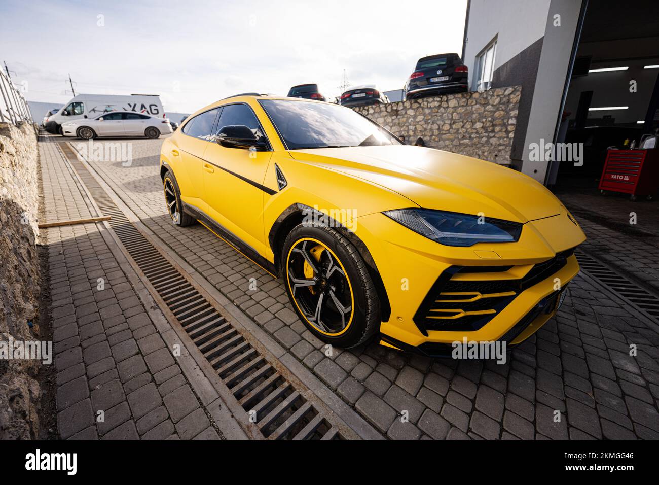 Ternopil, Ukraine - 11. November 2022: Gelber Lamborghini Urus in der Autoservicestation. Stockfoto