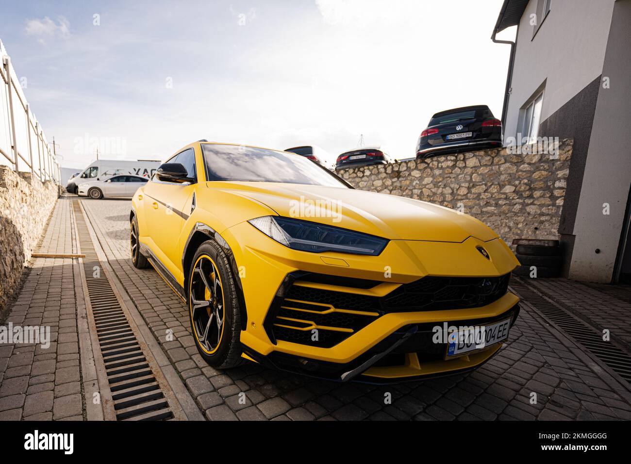 Ternopil, Ukraine - 11. November 2022: Gelber Lamborghini Urus. Stockfoto