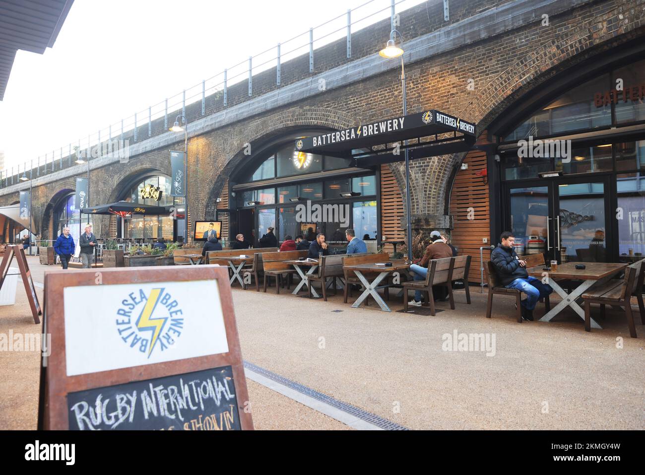 Bars auf der Arches Lane, unter den Bahnbögen, neben Battersea Power Station, in SW London, Großbritannien Stockfoto