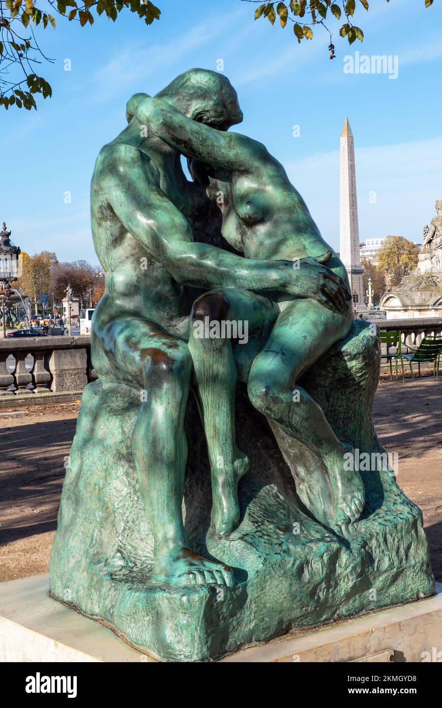 Bronzestatue der Kuss von Auguste Rodin im Tuileriengarten - Paris Stockfoto