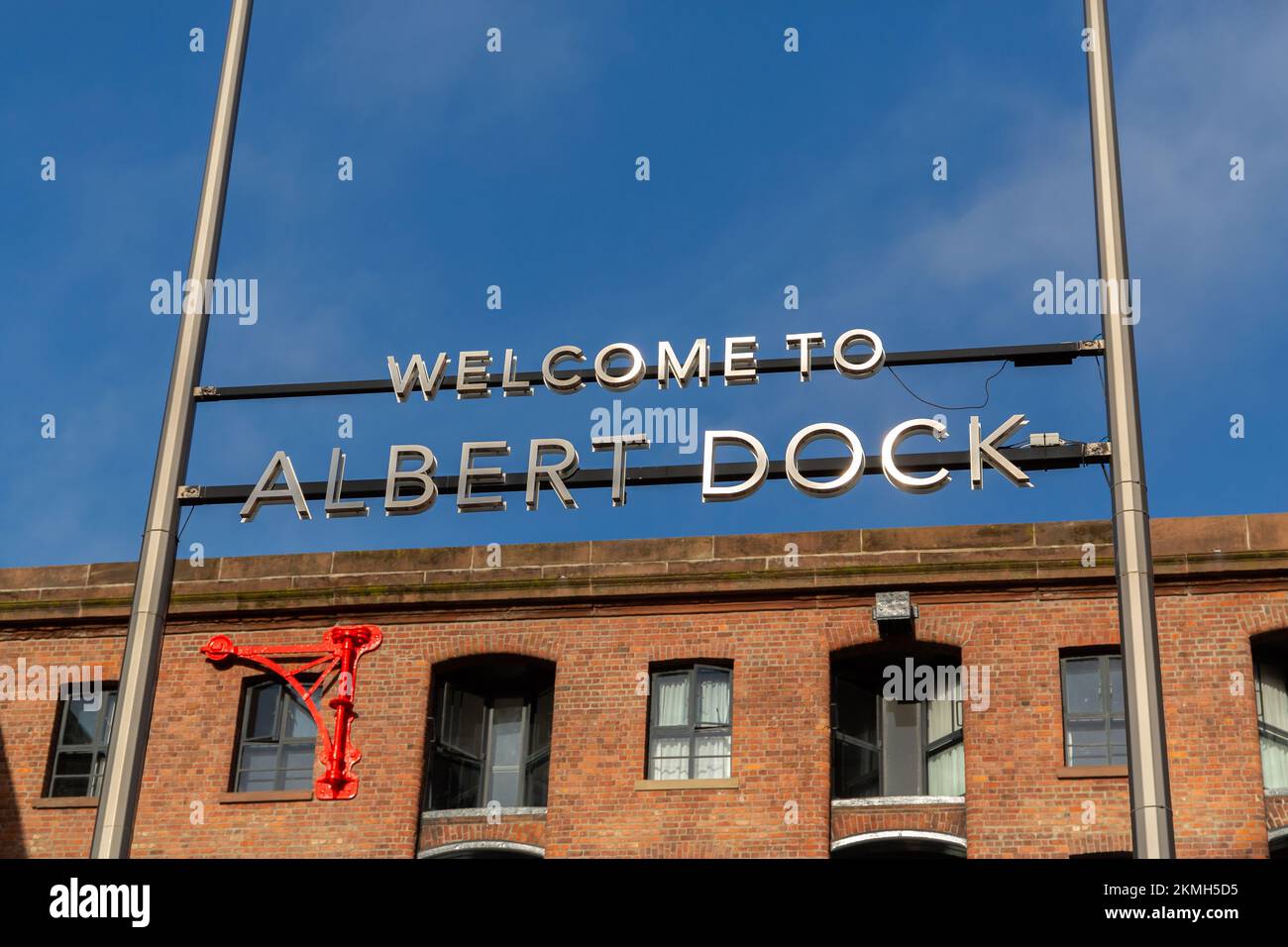 Liverpool, Großbritannien: „Welcome to Albert Dock Entrance“-Schild, Gower Street. Stockfoto