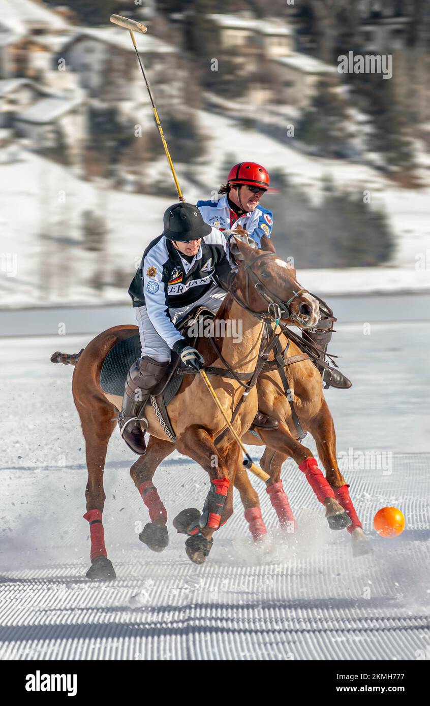 Szenen während des Schneepolo-Spiels während der Polo-Weltmeisterschaft in St. Moritz, Schweiz Stockfoto