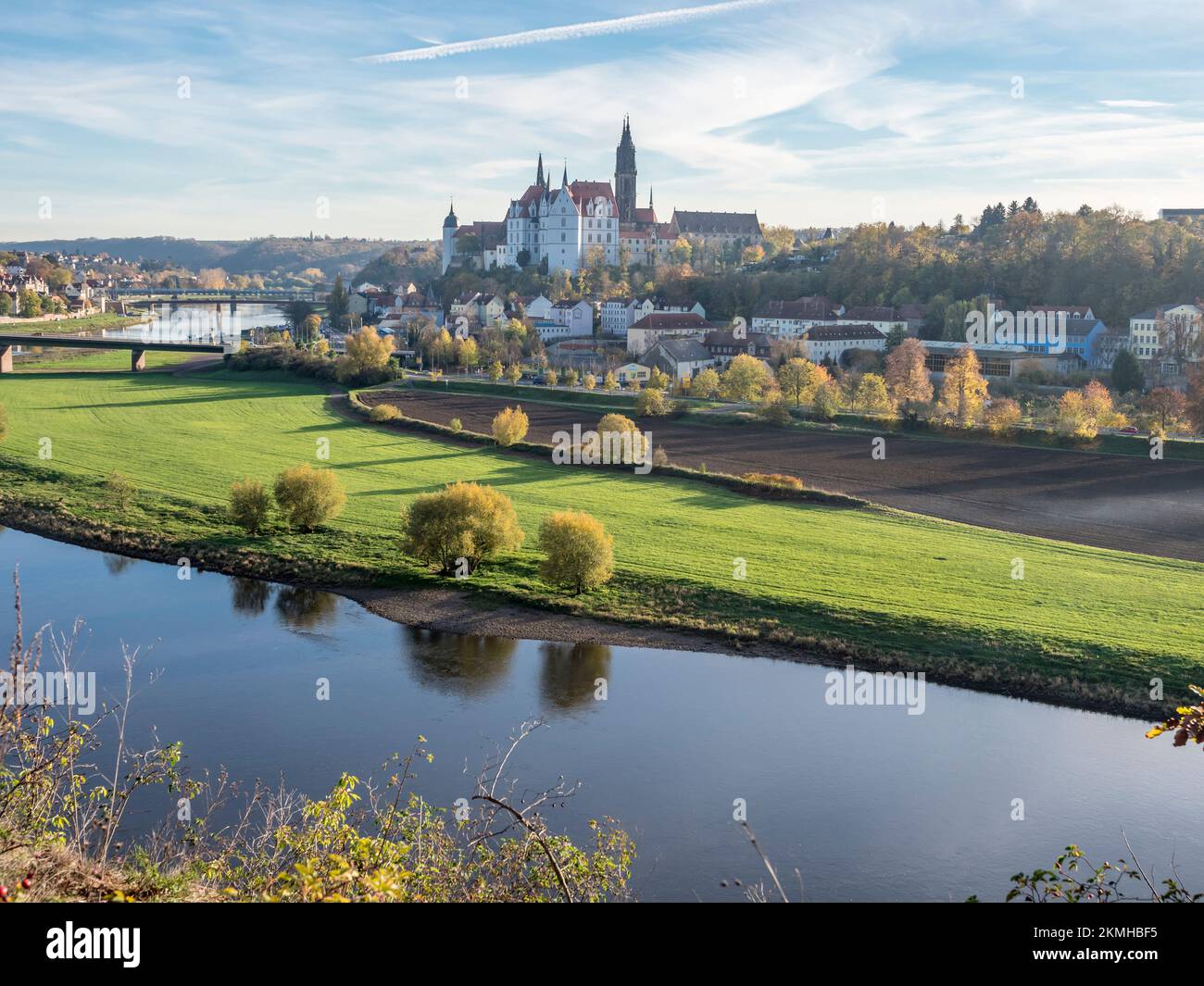 Blick über die Elbe in die Stadt Meissen mit Schloss Albrechtsburg, Herbst, Deutschland Stockfoto