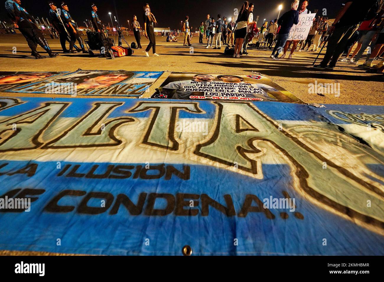 Argentinien Lionel Messi und Diego Armando Maradona Flaggen vor dem Luisail Stadium während des FIFA-Weltmeisterschaftsspiels Qatar 2022 Gruppe C zwischen Argentinien und Mexiko spielten am 26. November 2022 in Lusail, Katar, im Lusail Stadium. (Foto: Bagu Blanco / PRESSIN) Kredit: PRESSINPHOTO SPORTAGENTUR/Alamy Live News Stockfoto
