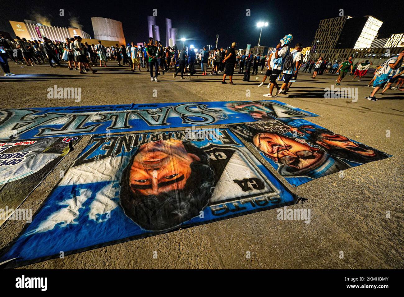 Argentinien Lionel Messi und Diego Armando Maradona Flaggen vor dem Luisail Stadium während des FIFA-Weltmeisterschaftsspiels Qatar 2022 Gruppe C zwischen Argentinien und Mexiko spielten am 26. November 2022 in Lusail, Katar, im Lusail Stadium. (Foto: Bagu Blanco / PRESSIN) Kredit: PRESSINPHOTO SPORTAGENTUR/Alamy Live News Stockfoto