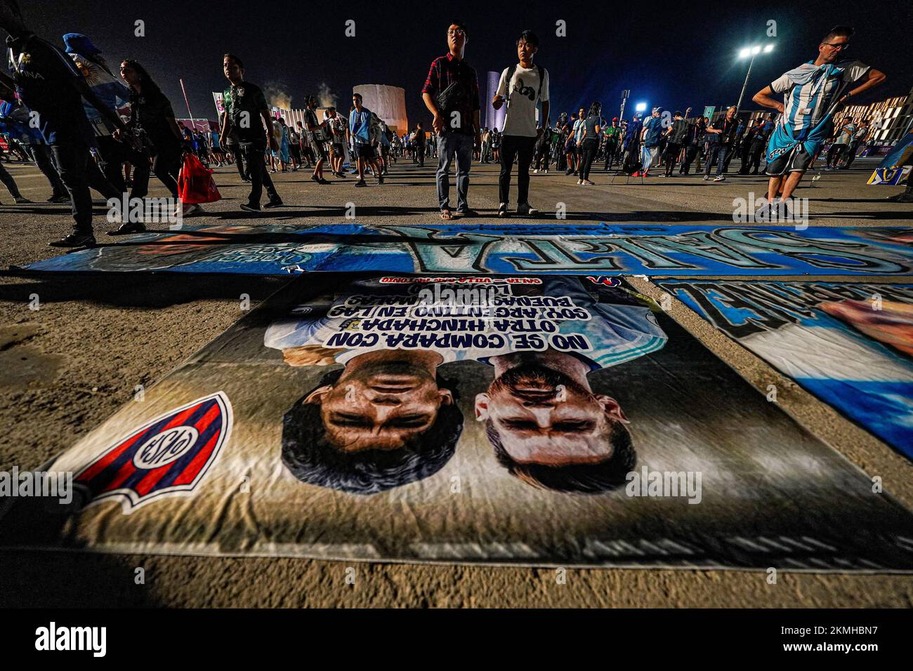 Argentinien Lionel Messi und Diego Armando Maradona Flaggen vor dem Luisail Stadium während des FIFA-Weltmeisterschaftsspiels Qatar 2022 Gruppe C zwischen Argentinien und Mexiko spielten am 26. November 2022 in Lusail, Katar, im Lusail Stadium. (Foto: Bagu Blanco / PRESSIN) Kredit: PRESSINPHOTO SPORTAGENTUR/Alamy Live News Stockfoto