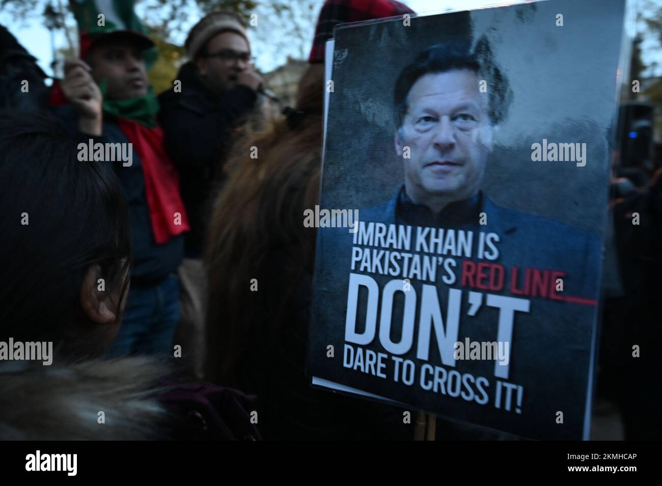 Downing Street, London, Großbritannien. 26.. November 2022: PTI protestiert gegen die Mafia, die vom Vereinigten Königreich importiert wurde. Internationaler Dreckskerl, der den Führer Pakistani Imran Khan in Pakistan vertrieben hat. Stockfoto