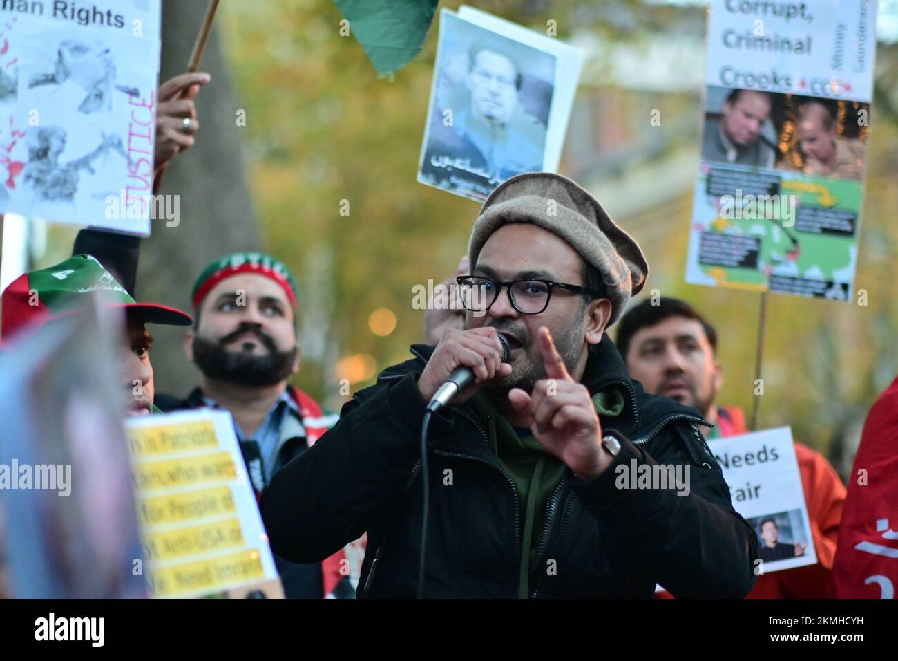 Downing Street, London, Großbritannien. 26.. November 2022: PTI protestiert gegen die Mafia, die vom Vereinigten Königreich importiert wurde. Internationaler Dreckskerl, der den Führer Pakistani Imran Khan in Pakistan vertrieben hat. Stockfoto