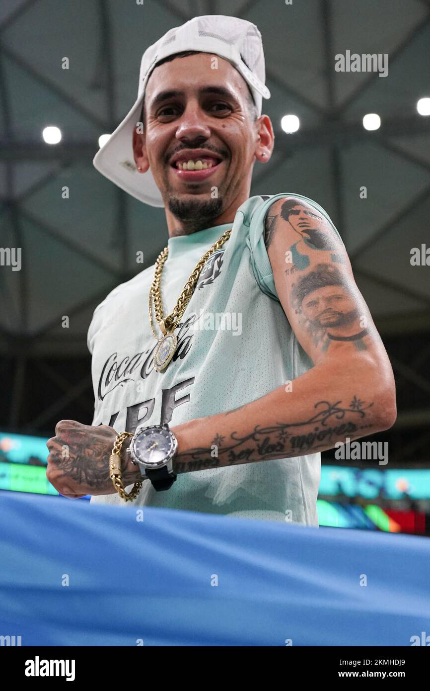 LUSAIL, KATAR - NOVEMBER 26: Der Unterstützer Argentiniens zeigt am 26. November 2022 im Khalifa International Stadium in Doha, Katar, sein Tattoo von Messi und Diego Maradona vor der FIFA-Weltmeisterschaft 2022, einem Spiel zwischen Argentinien und Mexiko. (Foto: Florencia Tan Jun/PxImages) Stockfoto