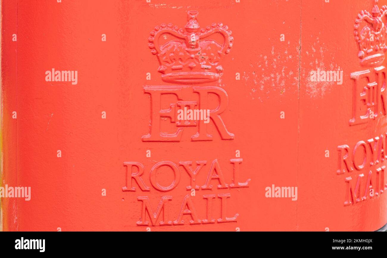 royal Mail Logo und Queen elizabeth 2. Krone auf rotem Briefkasten Stockfoto