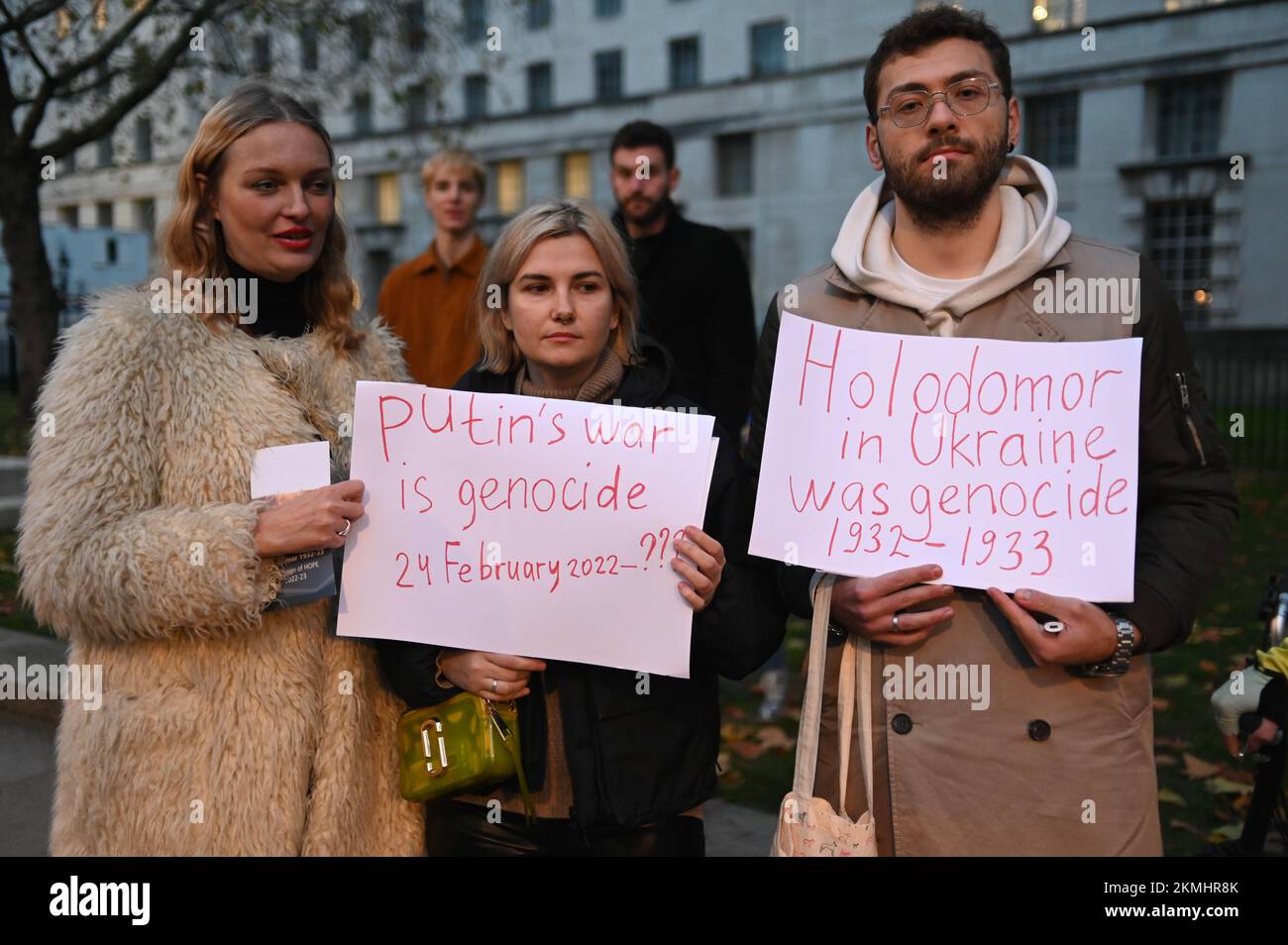 Downing Street, London, Großbritannien. 26.. November 2022 Die Demonstranten in London begannen am Samstag den Holodomor-Gedenktag, um der von Menschenhand verursachten Hungersnot zu gedenken, die in den 1930er Jahren Millionen von Menschen in der Ukraine tötete, als sie Teil der Sowjetunion war. Stockfoto