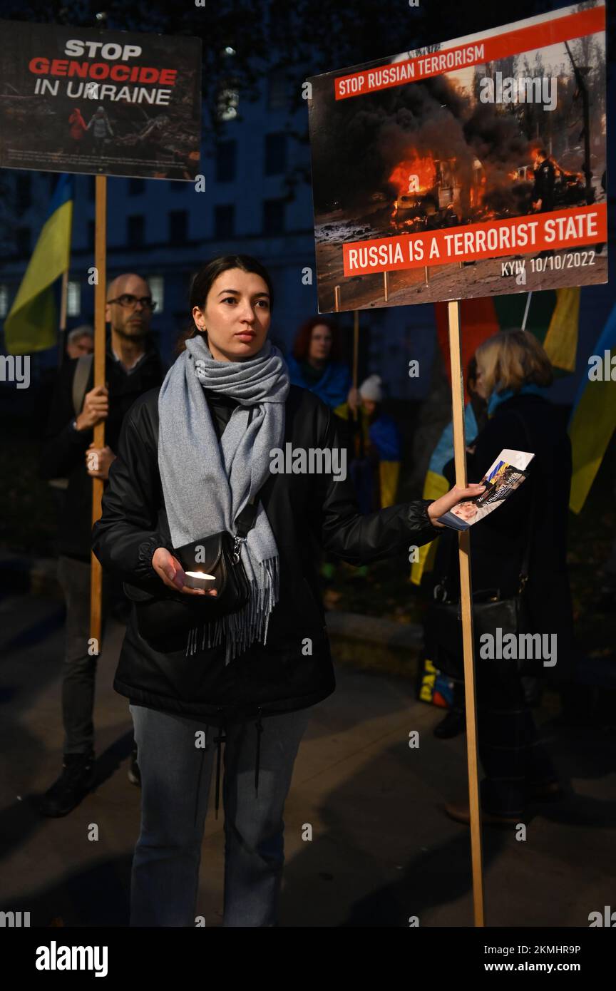 Downing Street, London, Großbritannien. 26.. November 2022 Die Demonstranten in London begannen am Samstag den Holodomor-Gedenktag, um der von Menschenhand verursachten Hungersnot zu gedenken, die in den 1930er Jahren Millionen von Menschen in der Ukraine tötete, als sie Teil der Sowjetunion war. Stockfoto