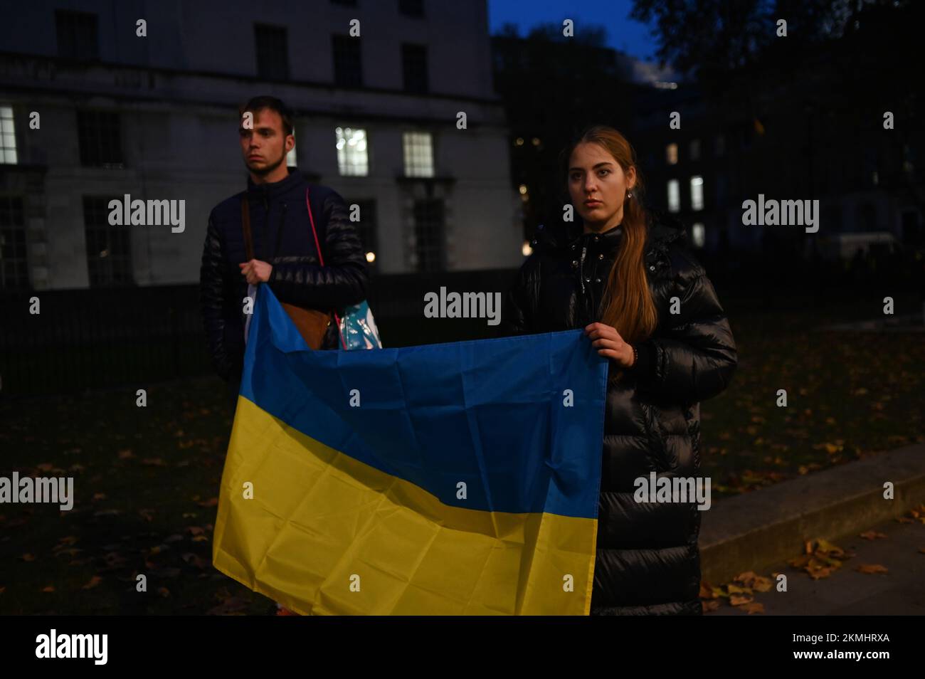 Downing Street, London, Großbritannien. 26.. November 2022 Die Demonstranten in London begannen am Samstag den Holodomor-Gedenktag, um der von Menschenhand verursachten Hungersnot zu gedenken, die in den 1930er Jahren Millionen von Menschen in der Ukraine tötete, als sie Teil der Sowjetunion war. Stockfoto