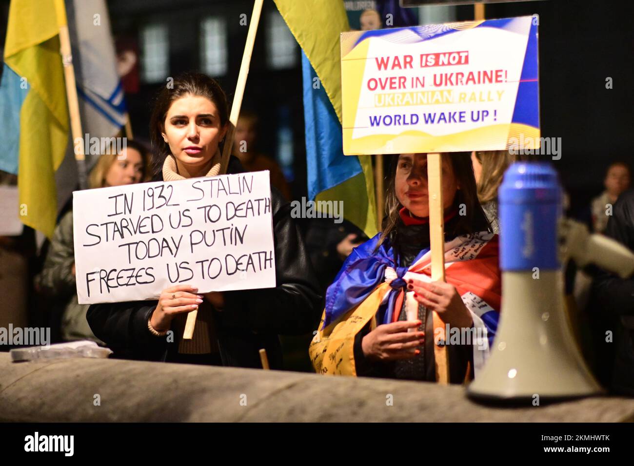 Downing Street, London, Großbritannien. 26.. November 2022 Die Demonstranten in London begannen am Samstag den Holodomor-Gedenktag, um der von Menschenhand verursachten Hungersnot zu gedenken, die in den 1930er Jahren Millionen von Menschen in der Ukraine tötete, als sie Teil der Sowjetunion war. Stockfoto