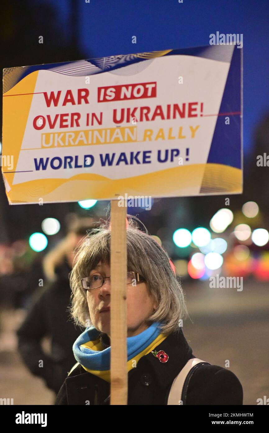 Downing Street, London, Großbritannien. 26.. November 2022 Die Demonstranten in London begannen am Samstag den Holodomor-Gedenktag, um der von Menschenhand verursachten Hungersnot zu gedenken, die in den 1930er Jahren Millionen von Menschen in der Ukraine tötete, als sie Teil der Sowjetunion war. Stockfoto