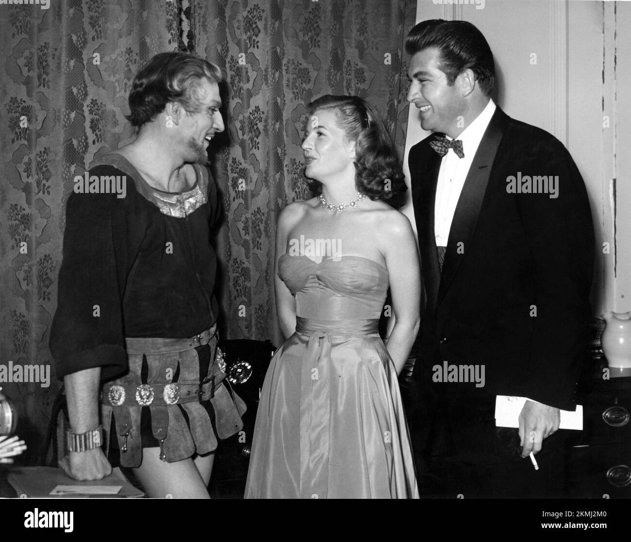LAURENCE OLIVIER in Kostüm als Marc Antony Ankleidezimmer, offen gegenüber der Besucherschauspielerin CORINNE CALVET und ihrem ersten Ehemann JOHN BROMFIELD spielt während seines Auftritts am Broadway mit Vivien Leigh in ANTONY UND CLEOPATRA William Shakespeare im Ziegfeld Theatre Ab Dezember 1951 in New York für einen 4-monatigen limitierten Lauf Stockfoto
