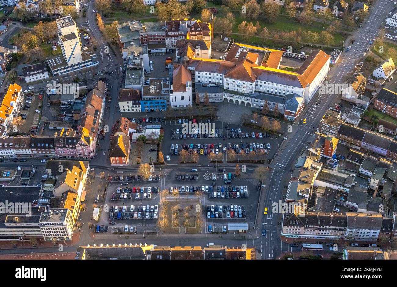 Luftaufnahme, Parkplätze am Santa-Monica-Platz und St. Marien-Hospital Hamm in Mitte in Hamm, Ruhrgebiet, Nordrhein-Westfalen, Deutschland, Deutschland, Europa, Stockfoto