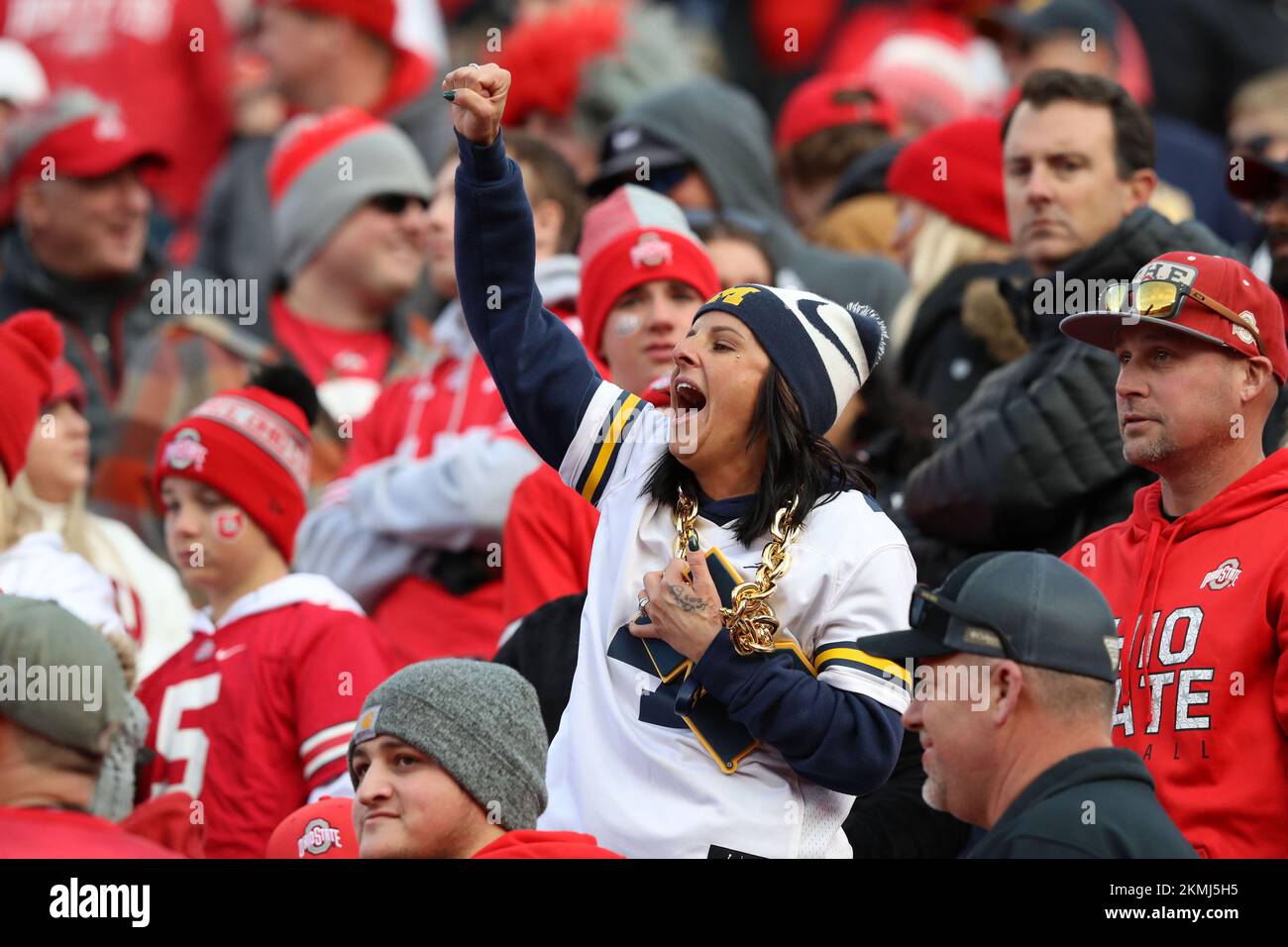 Kolumbus, Usa. 26.. November 2022. Ein Fan der Michigan Wolverines jubelt am Samstag, den 26. November 2022, im vierten Quartal in Columbus, Ohio, unter den Fans des Ohio State Buckeye. Foto: Aaron Josefczyk/UPI Credit: UPI/Alamy Live News Stockfoto