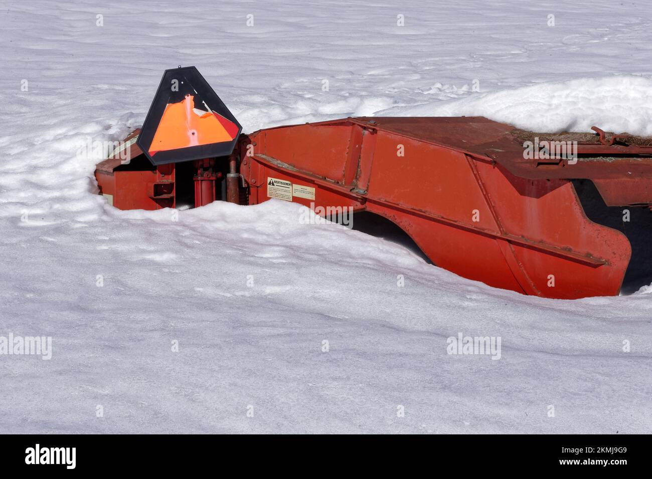 Teilweise schneebedeckte landwirtschaftliche Arbeitsgeräte. Quebec, Kanada Stockfoto