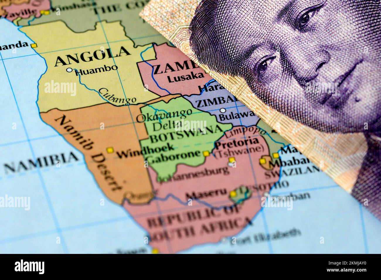 Nahaufnahme einer chinesischen Yuan-Banknote auf einer Karte von Afrika Stockfoto