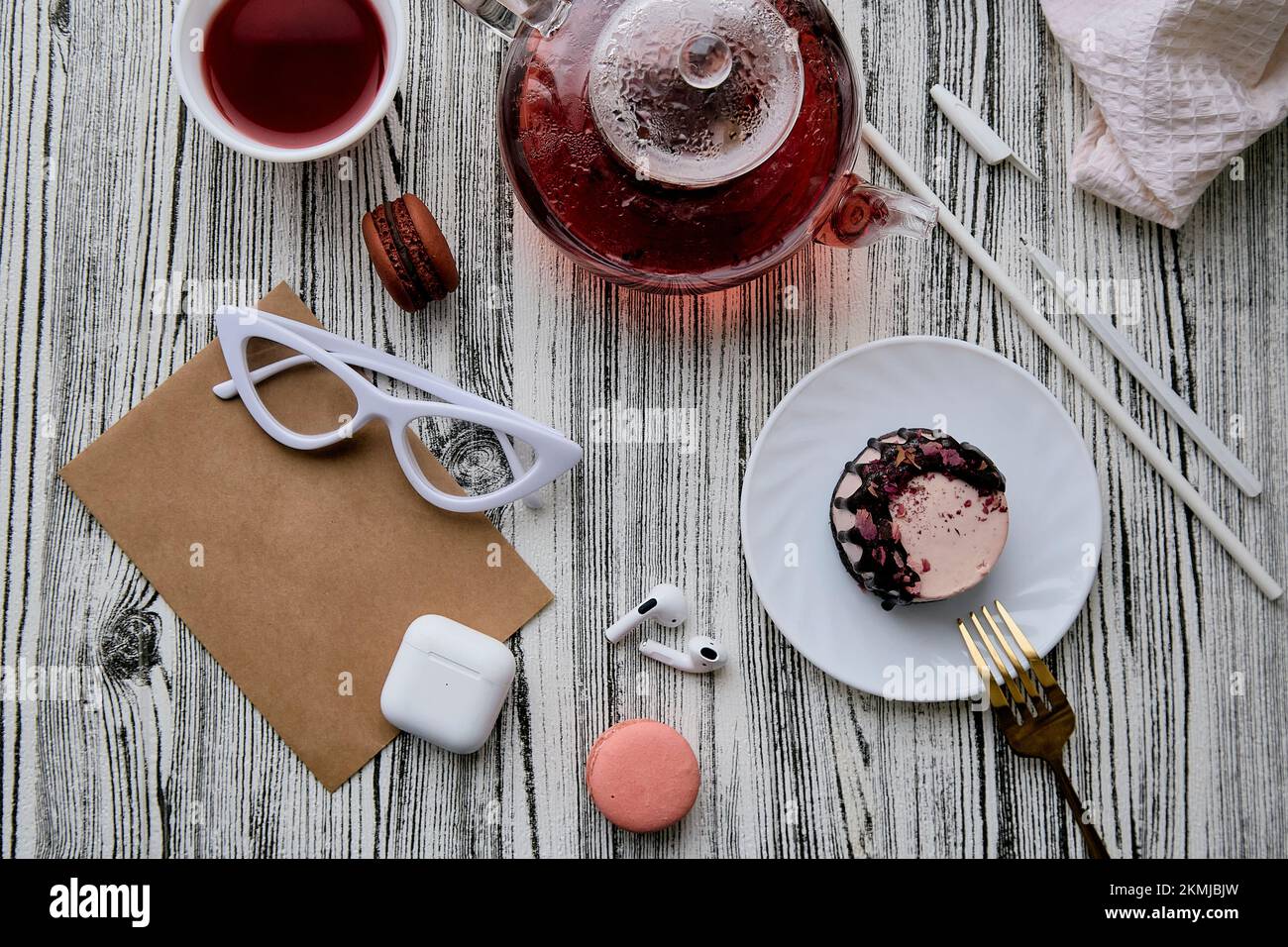 Ästhetik Pink Cashew Zucker- und glutenfreies Dessert mit natürlichem Tee und Umschlagmodell. Weiblicher Lebensstil-Hintergrund. Stockfoto