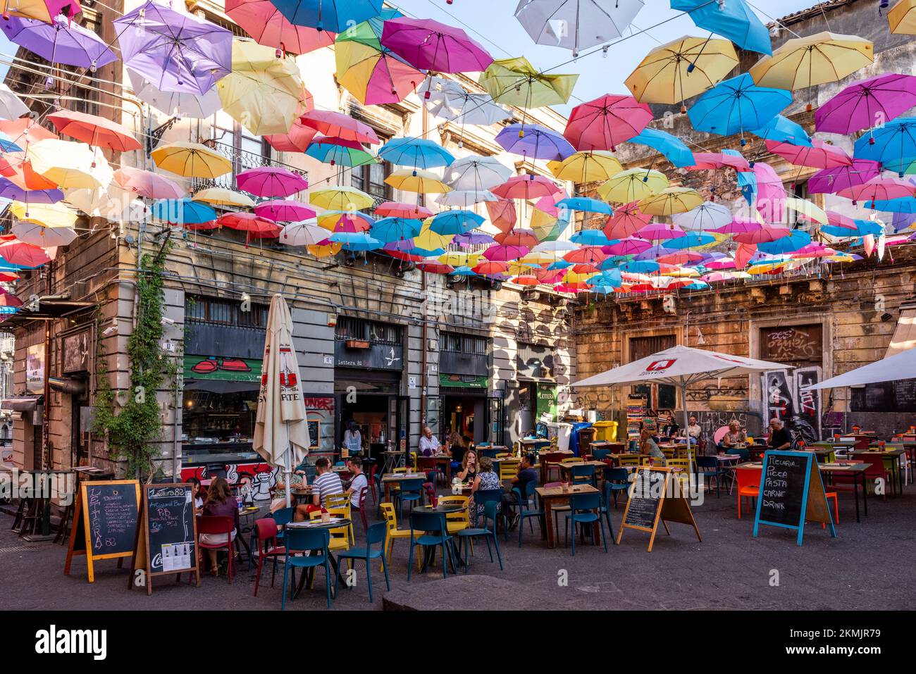 Gäste sitzen in Einem farbenfrohen Café/Restaurant in der Nähe der Piazza del Duomo, Catania, Sizilien, Italien. Stockfoto
