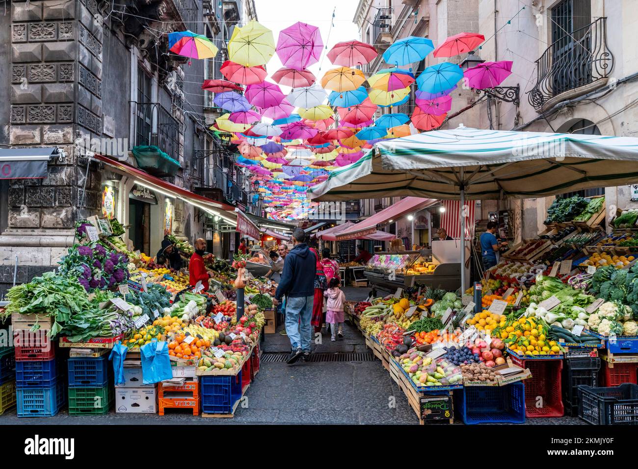 Obst und Gemüse zum Verkauf auf Einem farbenfrohen Straßenmarkt in Catania, Sizilien, Italien. Stockfoto
